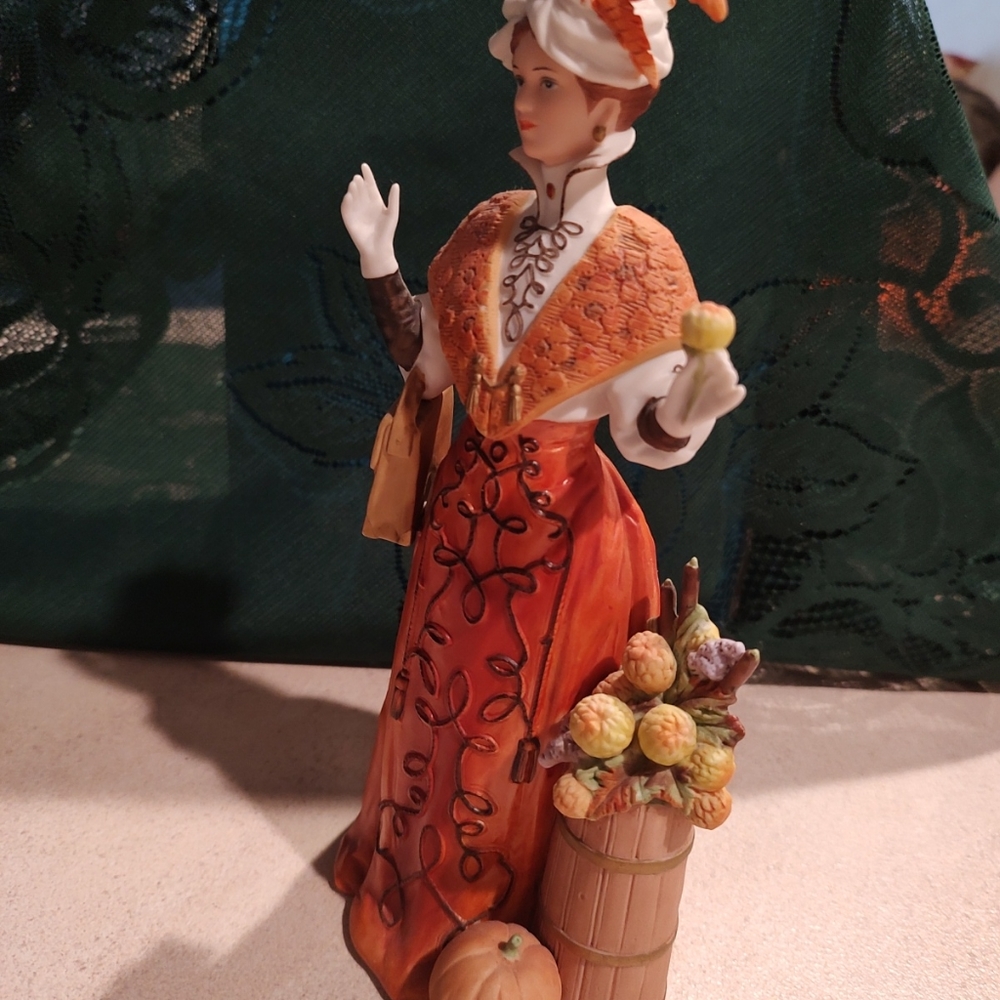 1991 MRS. ALBEE AWARD Avon Presidents Club Display Figurine 9.6" Elegance Autumn